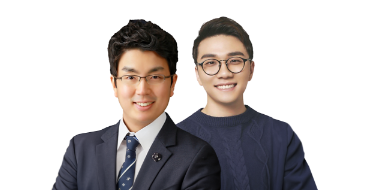 정장을 입은 남성과 티셔츠를 입은 남성 2명