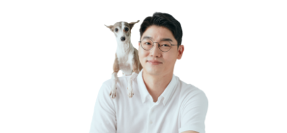 강아지를 안고있는 남성 수의사