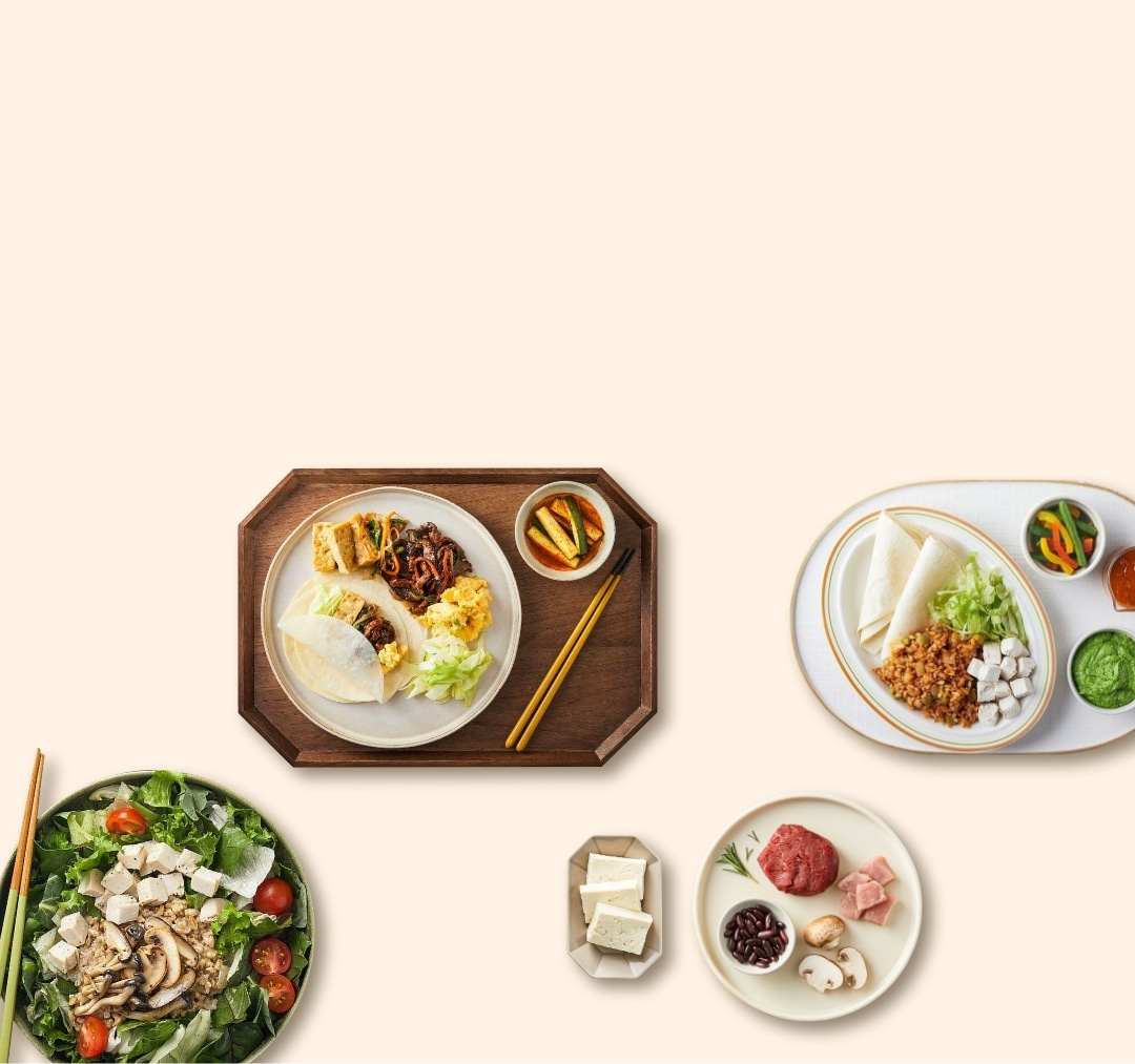 [두부와 쌈채소를 싸서 먹는 전병 식단, 채소와 토마토가 담긴 샐러드 보울, 나무트레이에 담긴 한상차림 식단, 버섯과 소고기가 담긴 그릇]