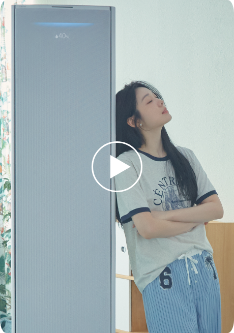 연예인 김연아가 Bespoke AI 무풍콤보 갤러리 제품 옆에서 눈을 감고 팔짱을 낀 채 기대고 있는