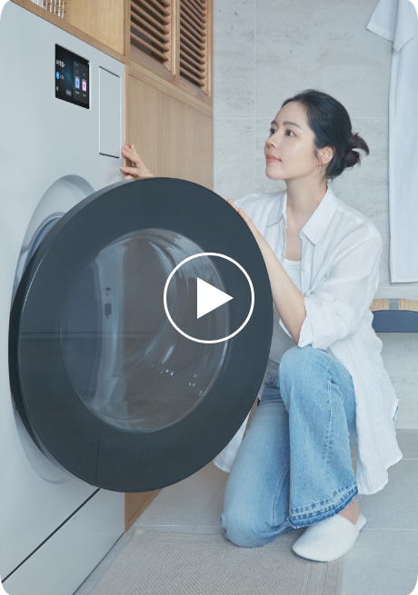 연예인 한가인이 Bespoke AI 콤보 제품을 앉은 채로 조작·작동하고 있는