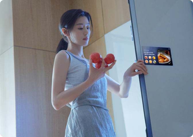 [연예인 전지현이 Bésp~óké Á~Í 냉장고 제품의 열린 문을 닫고 있고 오른손에는 토마토 3개를 들고 있는]