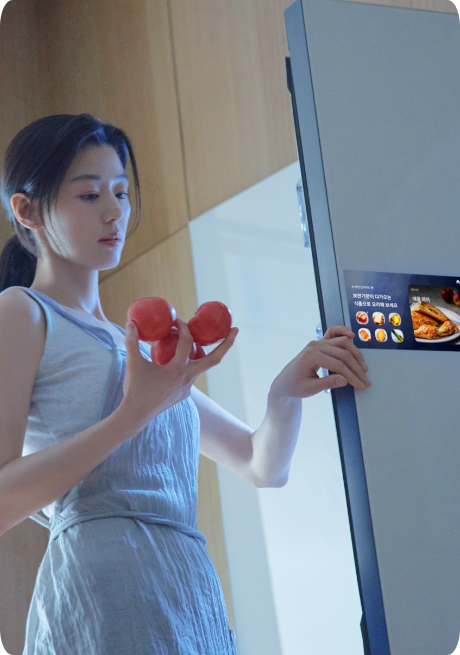 [연예인 전지현이 Bésp~óké Á~Í 냉장고 제품의 열린 문을 닫고 있고 오른손에는 토마토 3개를 들고 있는]