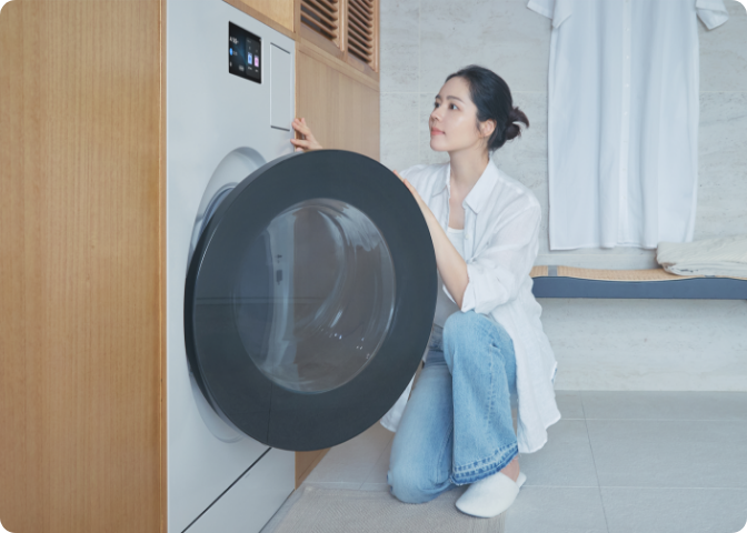 [연예인 한가인이 Bésp~óké Á~Í 콤보 제품을 앉은 채로 조작·작동하고 있는]