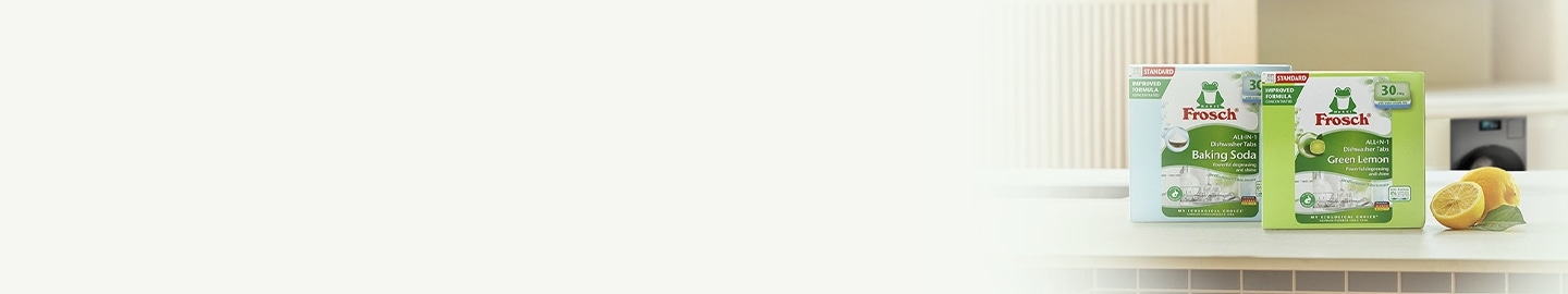 [주방 풍경, 테이블에 놓인 프로쉬 식기세척기세제 베이킹소다 제품, 프로쉬 식기세척기세제 그린레몬 제품, 통레몬과 반 잘린 레몬, 테이블 뒤 주방 하부장에 설치된 Bésp~óké Á~Í 세탁기]