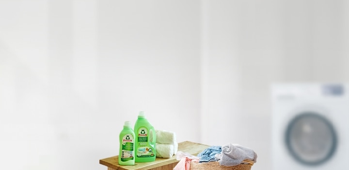 헨켈 라벤더 세제, 프로쉬 세탁 세제, 에코버 세탁 세제, 우측 배경 드럼세탁기, 우측 앞 빨래바구니