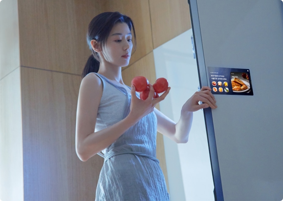 [천장에 Íñfí~ñíté~ Líñé~ 무풍 시스템에어컨이 설치되어 있으며, 아래에는 우드 패널 벽과 추상화 그림이 조화를 이루는]