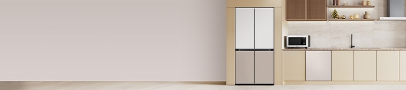 [베이지색 대리석 바닥과 벽에 우드톤의 맞춤장과 키친핏 냉장고, 싱크장 안에 빌트인 식기세척기 신제품과 전자레인지 화이트 컬러가 놓여 있고, 라탄 재질의 장과 우드 벽선반에 나무로된 오브제와 도자기와 환풍기가 있는] 