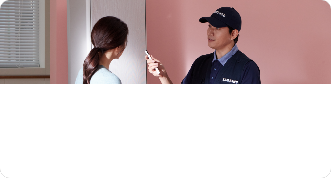 에어컨 앞에서 삼성 서비스 기사가 고객에게 무상수리 서비스에 대해 안내하는 모습