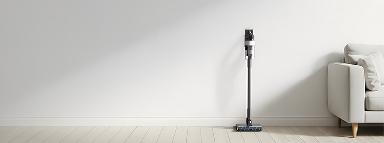 베이지 톤 거실 맨 우측에 소파가 배치되어 있으며, 그 옆에 배치되어 있는 제트 핏