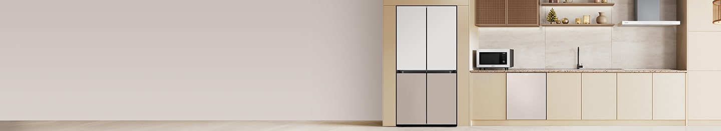 베이지색 대리석 바닥과 벽에 우드톤의 맞춤장과 키친핏 냉장고, 싱크장 안에 빌트인 식기세척기 신제품과 전자레인지 화이트 컬러가 놓여 있고, 라탄 재질의 장과 우드 벽선반에 나무로된 오브제와 도자기와 환풍기가 있는 