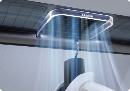 에어드레서 내부 상단에 부착된 장치로 걸려있는 셔츠를 주름집중케어로 관리하고 있는 이미지