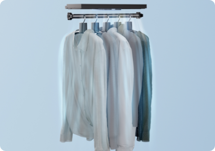 옷걸이에 여러벌의 셔츠가 걸려있는 이미지
