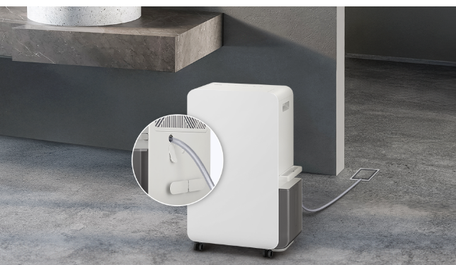 그레이색 바닥에 제습기가 놓여있으며, 제습기 뒷면 배수 캡을 확대한 컷이 함께 노출되어 있는 이미지