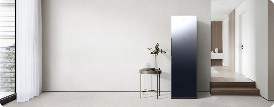 거실 배경으로 옷장 옆에 에어드레서 신제품이 배치된 라이프스타일 컷 이미지