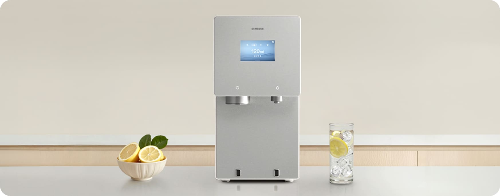 밝은 톤의 주방에 정수기가 배치된 라이프 스타일 컷