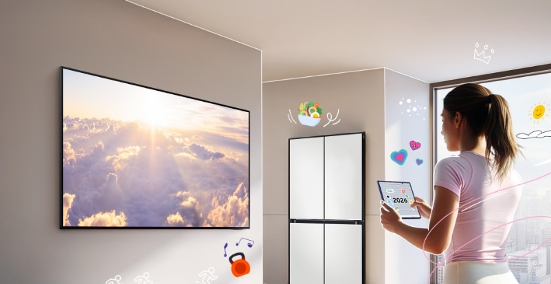 거실 배경으로 왼쪽에 TV, 중앙에 냉장고 제품이 배치되어 있으며 우측에 여성이 트레이닝복을 입고 폴드 화면을 보고 있고, TV 아래에는 스피커 이모지가, 냉장고 위에는 그릇에 채소가 담긴 이모지, 우측 창문에는 구름과 태양 이모지, 여성이 들고 있는 폴드 위에는 하트 이모지가 배치된 KV 이미지