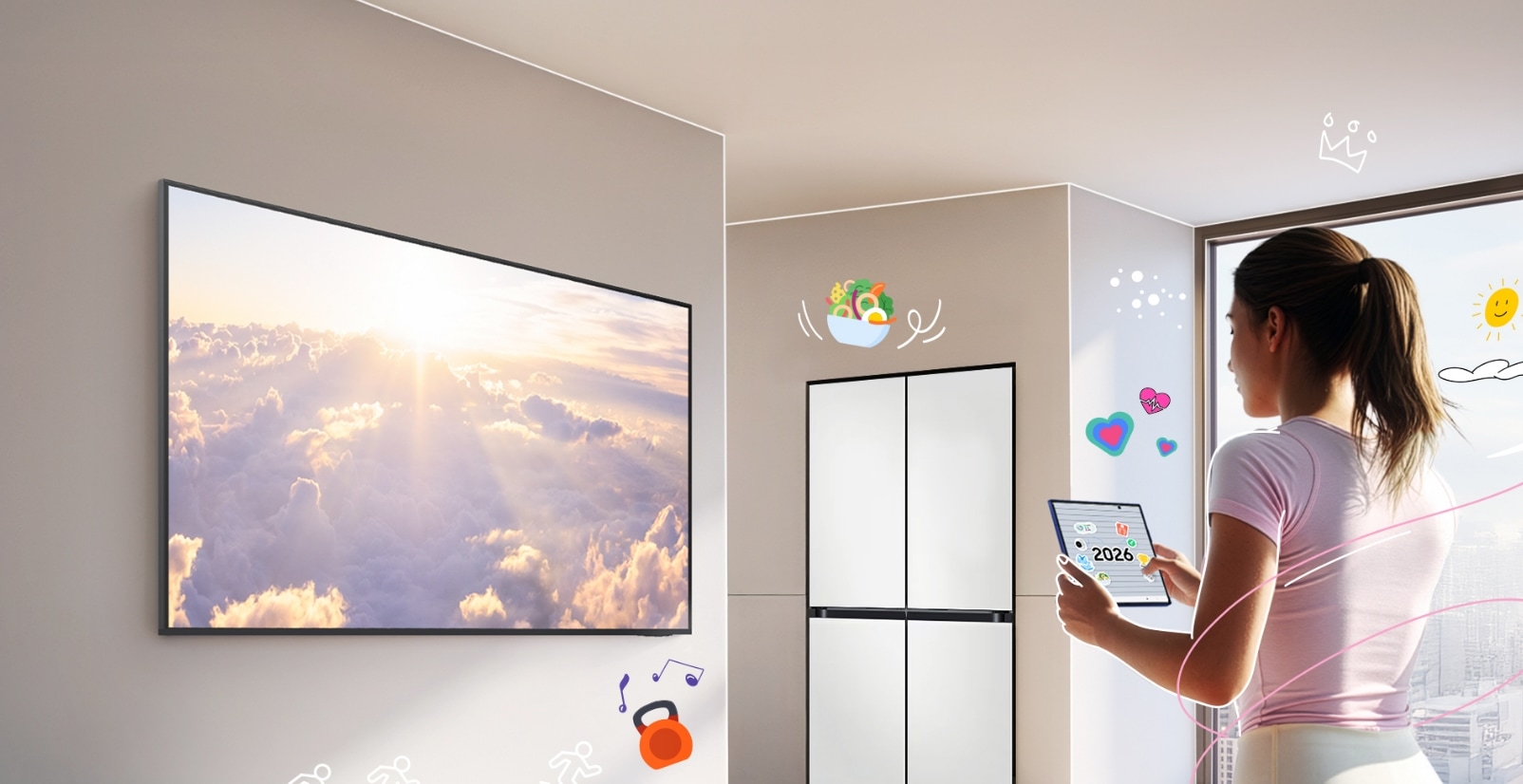 거실 배경으로 왼쪽에 TV, 중앙에 냉장고 제품이 배치되어 있으며 우측에 여성이 트레이닝복을 입고 폴드 화면을 보고 있고, TV 아래에는 스피커 이모지가, 냉장고 위에는 그릇에 채소가 담긴 이모지, 우측 창문에는 구름과 태양 이모지, 여성이 들고 있는 폴드 위에는 하트 이모지가 배치된 KV 이미지