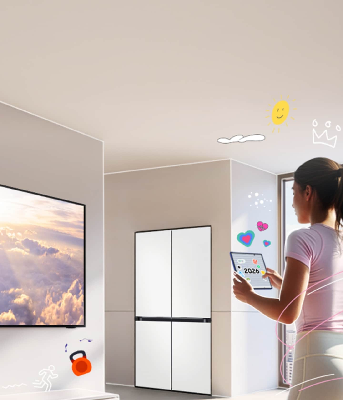 거실 배경으로 왼쪽에 TV, 중앙에 냉장고 제품이 배치되어 있으며 우측에 여성이 트레이닝복을 입고 폴드 화면을 보고 있고, TV 아래에는 스피커 이모지가, 냉장고 위에는 그릇에 채소가 담긴 이모지, 우측 창문에는 구름과 태양 이모지, 여성이 들고 있는 폴드 위에는 하트 이모지가 배치된 KV 이미지