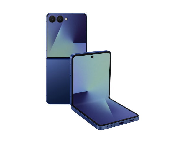 갤럭시 Z 플립7 블루 쉐도우 제품이 펼쳐진 후면과 그 앞에는 반 접힌 정면