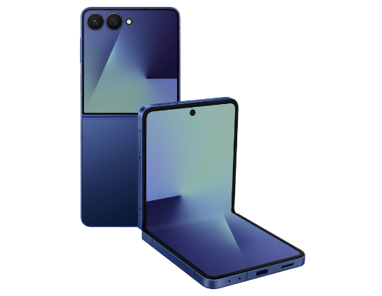 갤럭시 Z 플립7 블루 쉐도우 제품이 펼쳐진 후면과 그 앞에는 반 접힌 정면