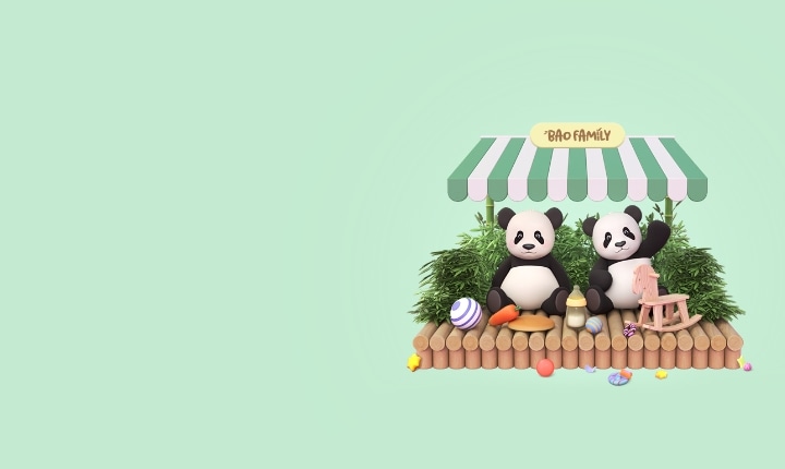 BAO FAMILY가 적힌 원기둥 모양의 간판, 사다리꼴 모양의 파라솔, 통나무 마루에 앉아 장난감을 가지고 노는 쌍둥이 판다 일러스트