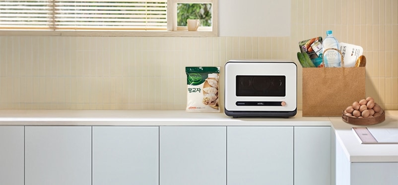 Bespoke 큐커 멀티, 계란이 쌓여있는 바구니, 비비고 왕교자, 식재료가 담긴 장바구니