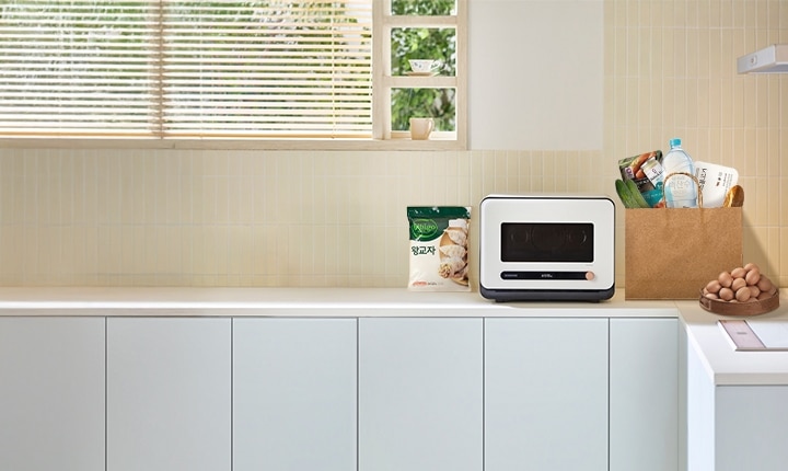 Bespoke 큐커 멀티, 계란이 쌓여있는 바구니, 비비고 왕교자, 식재료가 담긴 장바구니