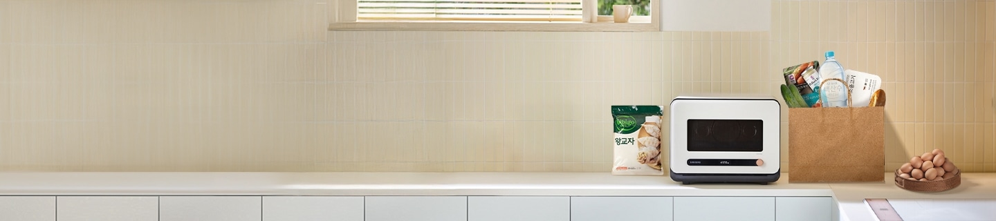 Bespoke 큐커 멀티, 계란이 쌓여있는 바구니, 비비고 왕교자, 식재료가 담긴 장바구니