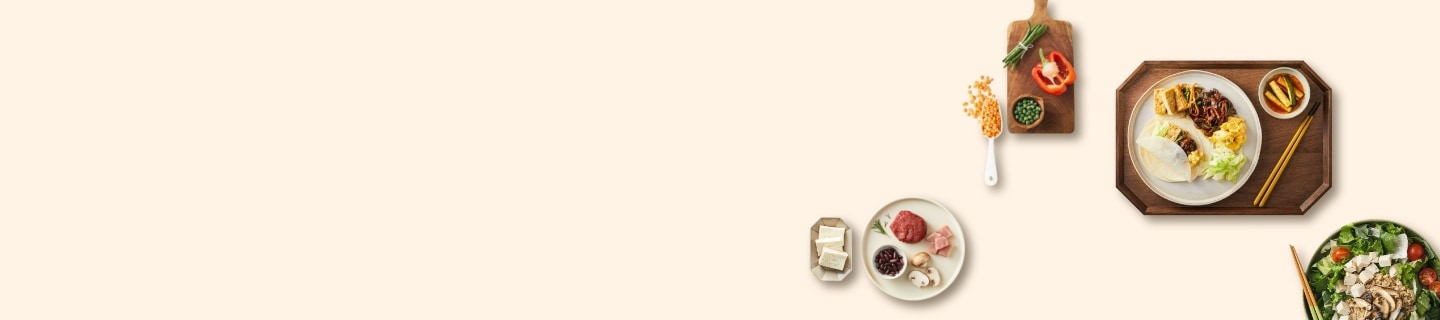 두부와 쌈채소를 싸서 먹는 전병 식단, 채소와 토마토가 담긴 샐러드 보울, 나무트레이에 담긴 한상차림 식단, 버섯과 소고기가 담긴 그릇