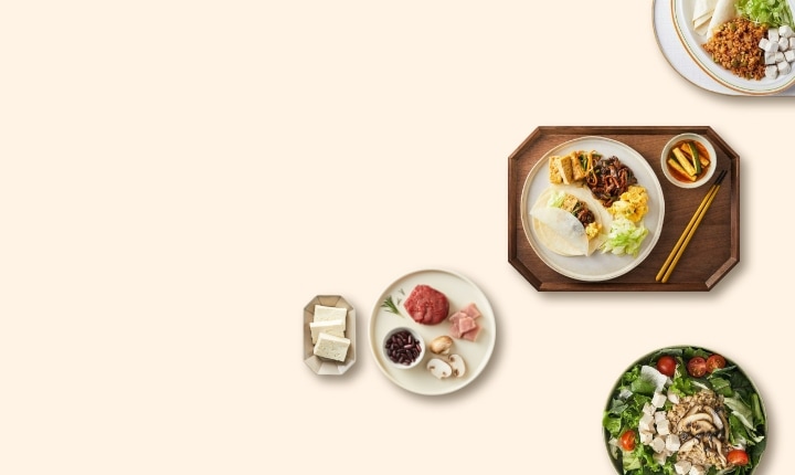 테이블 위의 계란이 쌓여있는 바구니, 노란색 체크 테이블 보 위의 라면 그릇과 나무 젓가락, 발아현미밥, 도마 위의 대파와 고추, 마늘, 그리고 그 옆에 놓인 계란 두 알, 클릭 시 이달의 추천 딜 기획전 페이지로 이동합니다.