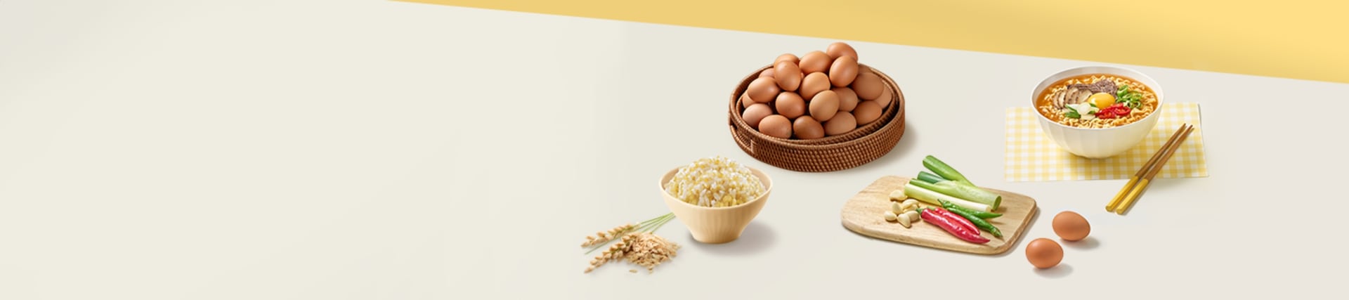 테이블 위의 계란이 쌓여있는 바구니, 노란색 체크 테이블 보 위의 라면 그릇과 나무 젓가락, 발아현미밥, 도마 위의 대파와 고추, 마늘, 그리고 그 옆에 놓인 계란 두 알, 클릭 시 이달의 추천 딜 기획전 페이지로 이동합니다.