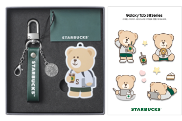 스타벅스라고 적힌 키링과 스타벅스 음료를 들고있는 곰돌이 캐릭터가 박스에 담겨져 있으며, 우측엔 스타벅스 음료와 디저트를 들고 있는 4개의 곰돌이 캐릭터 띠부실