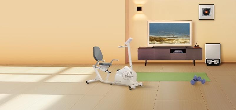 거실 배경, 실내 자전거, 요가매트, 아령, 뮤직 프레임 LS60D, Bespoke AI 스팀
