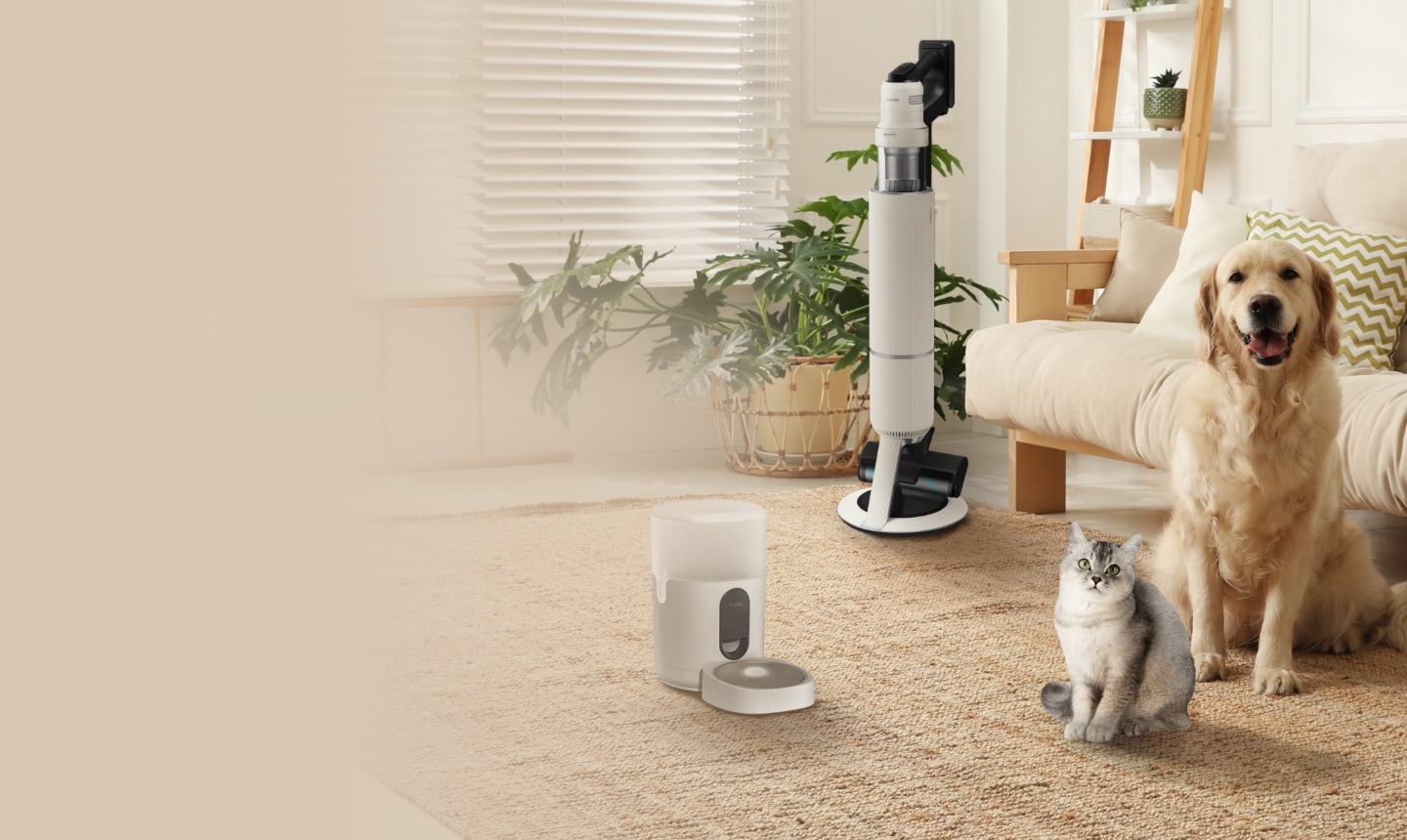 정면을 바라보는 대형견 1마리, 회색 고양이 한 마리, 바닥에 세워져 있는 스탠드형 청소기와 반려동물 자동급식기, 쿠션이 놓인 소파