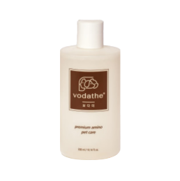 보다더' 브랜드의 프리미엄 아미노 펫샴푸 제품 상자와 본품 사진. 브랜드 로고와 premium amino pet care / 300ml 문구가 기재된 화이트 및 브라운 톤의 패키지 디자인
