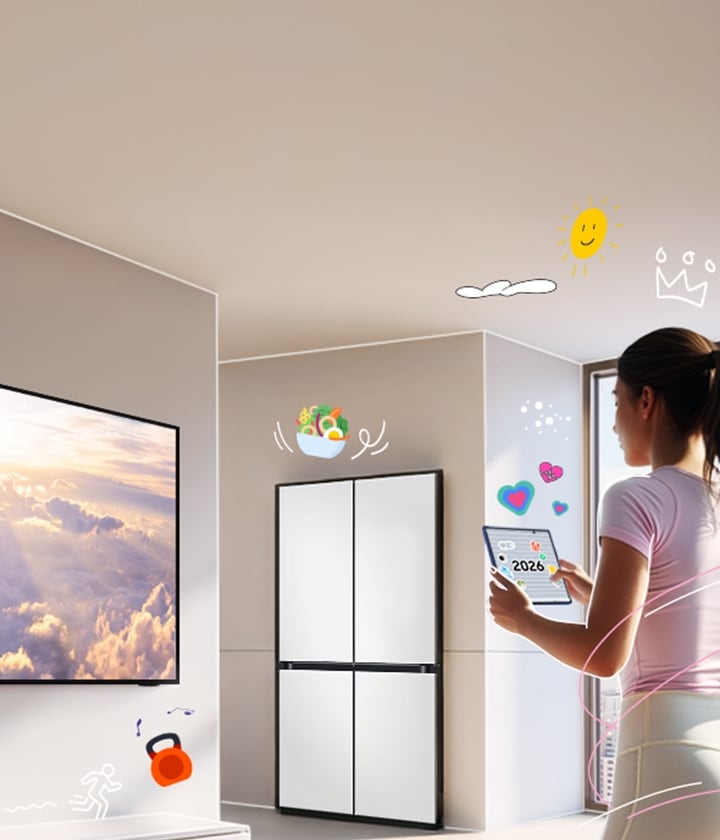 거실 배경으로 왼쪽에 TV, 중앙에 냉장고 제품이 배치되어 있으며 우측에 여성이 트레이닝복을 입고 폴드 화면을 보고 있고, TV 아래에는 스피커 이모지가, 냉장고 위에는 그릇에 채소가 담긴 이모지, 우측 창문에는 구름과 태양 이모지, 여성이 들고 있는 폴드 위에는 하트 이모지가 배치된 KV 이미지
