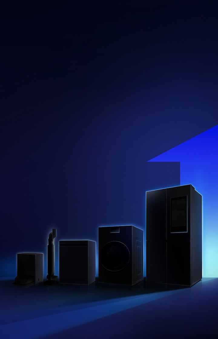 어두운 배경으로 프레임의 오른쪽에는 문이 열린 모양이 숫자 1처럼 보이며 그 앞에는 냉장고, 세탁기, 식기세척기, 청소기, 로봇청소기가 있는