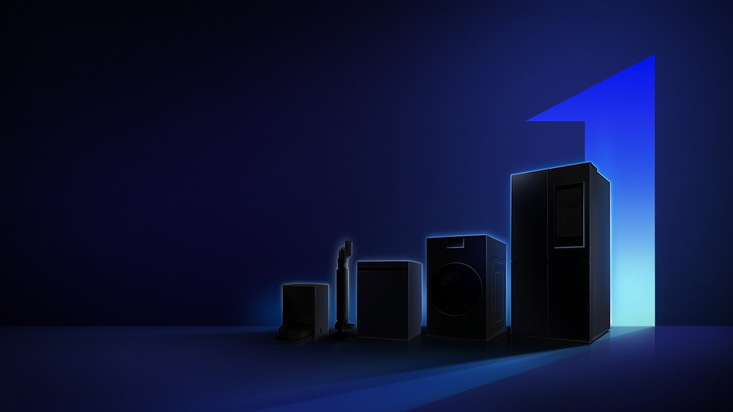 어두운 배경으로 프레임의 오른쪽에는 문이 열린 모양이 숫자 1처럼 보이며 그 앞에는 냉장고, 세탁기, 식기세척기, 청소기, 로봇청소기가 있는