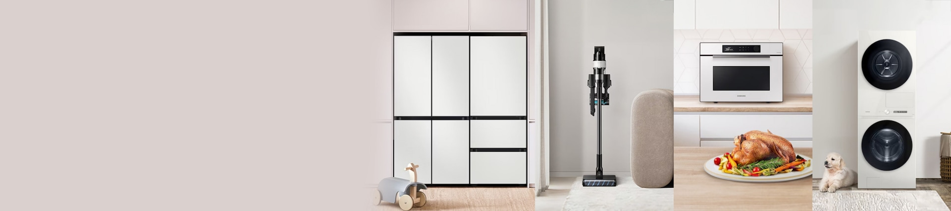 4분할로 연출된 삼성 가전 라이프스타일 컷. 첫 번째 분할에는 화이트&우드톤 주방에 설치 된 Bespoke AI 4도어 냉장고 코타 화이트. 냉장고 앞에는 타고 다닐 수 있는 아기 장난감. 두 번째 분할에는 베이지톤의 거실에 소파와 창문 사이 정면으로 놓인 제트 핏 새틴 그레이지. 세 번째 분할에는 우드와 화이트톤 주방 배경에 뒷쪽 하부장 상판에는 BESPOKE 직화오븐 35L 글램 화이트가 있고 앞쪽 우드 식탁 위에는 잘 구워진 치킨이 올라가 있는 접시와 그 옆으로 스마일모양 감자튀김이 들어있는 그릇과 소스 그릇. 네 번째 분할에는 세탁실의 Bespoke AI 원바디 25/22kg 그레이지와 왼쪽 옆에 앉아 있는 강아지