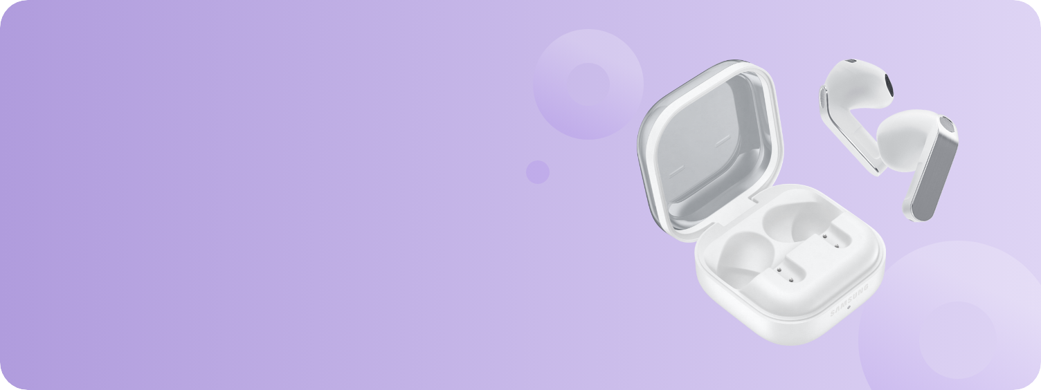 밝은 연보랏빛 그라데이션 배경으로 우측에 '버즈4' 화이트 실제품이 케이스가 열린 채 떠 있고, 우측으로 버즈4 이어버드가 떠올라 있다.