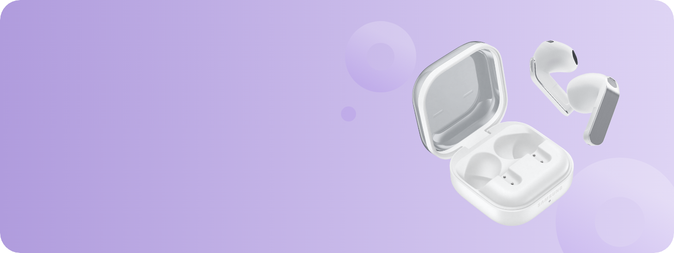 밝은 연보랏빛 그라데이션 배경으로 우측에 '버즈4' 화이트 실제품이 케이스가 열린 채 떠 있고, 우측으로 버즈4 이어버드가 떠올라 있다.