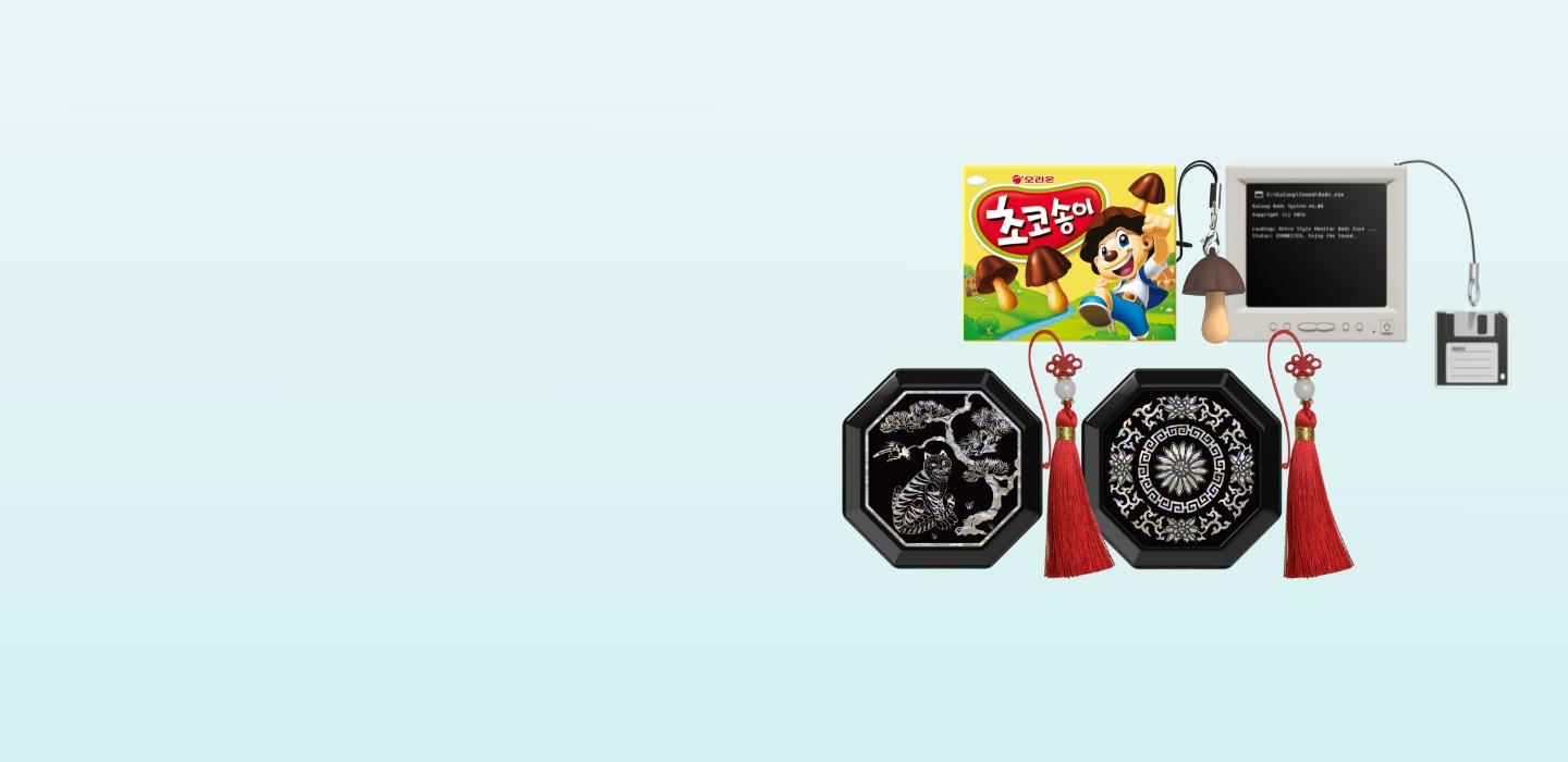 하늘색 그라데이션 배경에 버즈4, 버즈4 프로 케이스인 꽃 전통 문양, 호랑이 전통 문양, 초코송이, 레트로 CRT 모니터 케이스가 대각선으로 배열되어 있는 모습