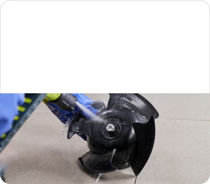 에어컨 냉각 팬을 고압수로 세척하는 장면