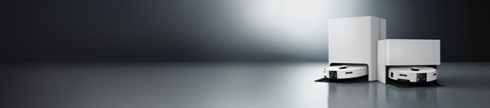 검은색 배경에 뒤쪽으로 조명이 비추고 있으며, 그 앞에는 Bespoke AI 스팀 제품 2개가 대각선으로 배치되어 있습니다.