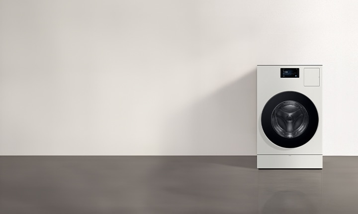 흰 벽 앞에 Bespoke AI 콤보가 있으며 왼쪽에는 액자와 오른쪽에는 베이지색 수납장이 있는