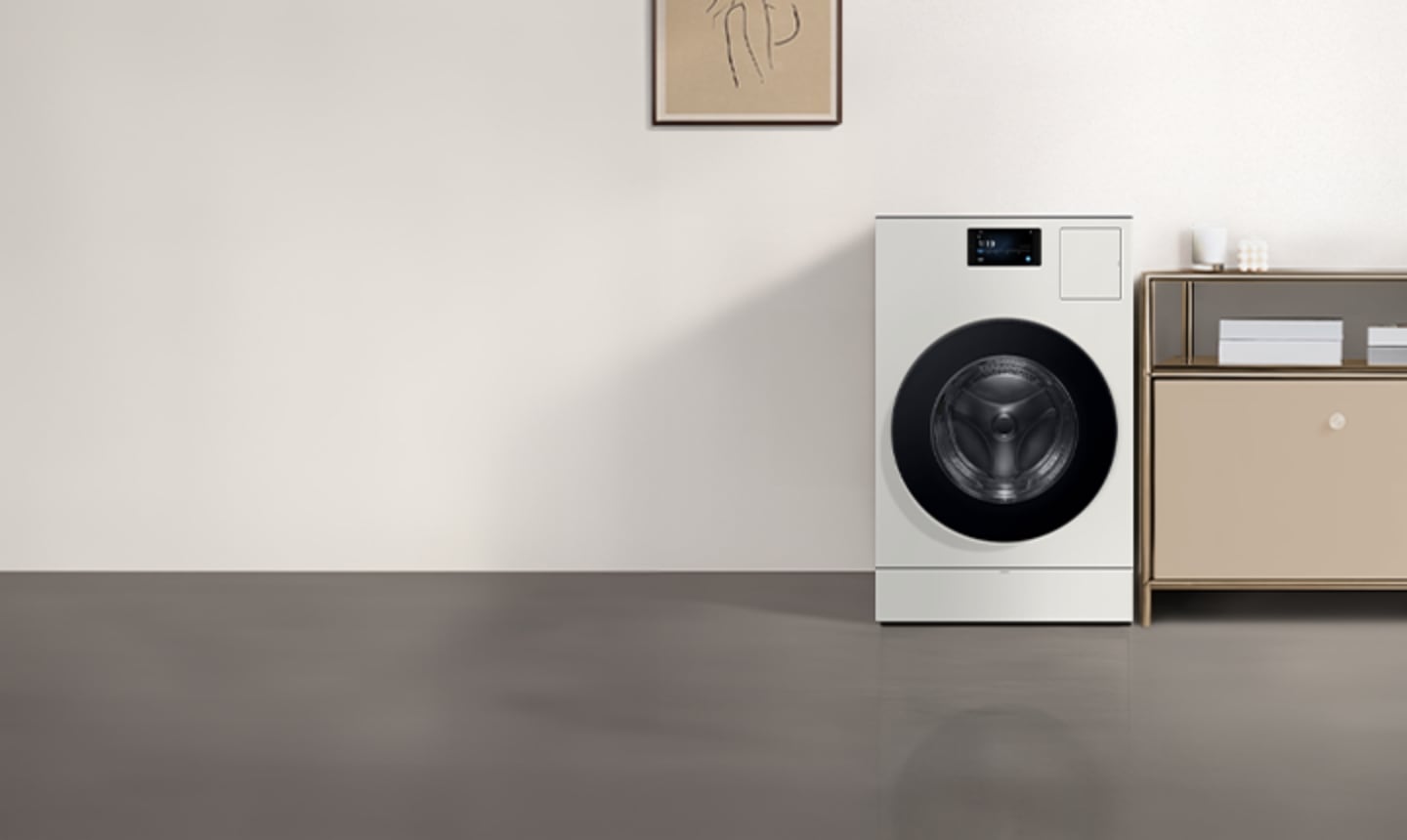 흰 벽 앞에 Bespoke AI 콤보가 있으며 왼쪽에는 액자와 오른쪽에는 베이지색 수납장이 있는