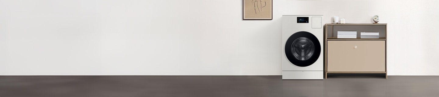 흰 벽 앞에 Bespoke AI 콤보가 있으며 왼쪽에는 액자와 오른쪽에는 베이지색 수납장이 있는