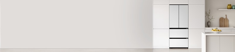 수납장과 싱크대가 있는 우드톤 주방의 우측에는 Bespoke AI 김치플러스 Max가 빌트인 되어 있는