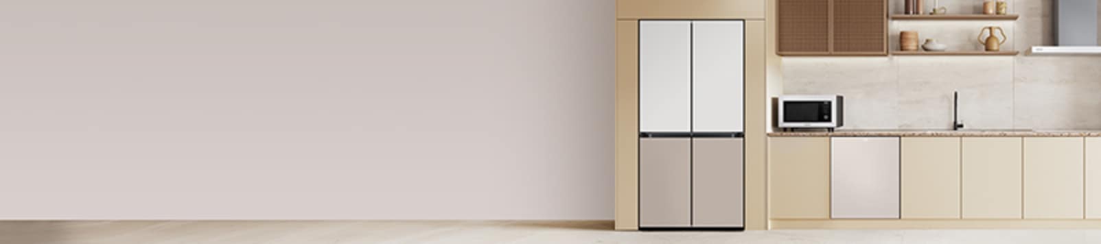 베이지색 대리석 바닥과 벽에 우드톤의 맞춤장과 키친핏 냉장고, 싱크장 안에 빌트인 식기세척기 신제품과 전자레인지 화이트 컬러가 놓여 있고, 라탄 재질의 장과 우드 벽선반에 나무로된 오브제와 도자기와 환풍기가 있는 